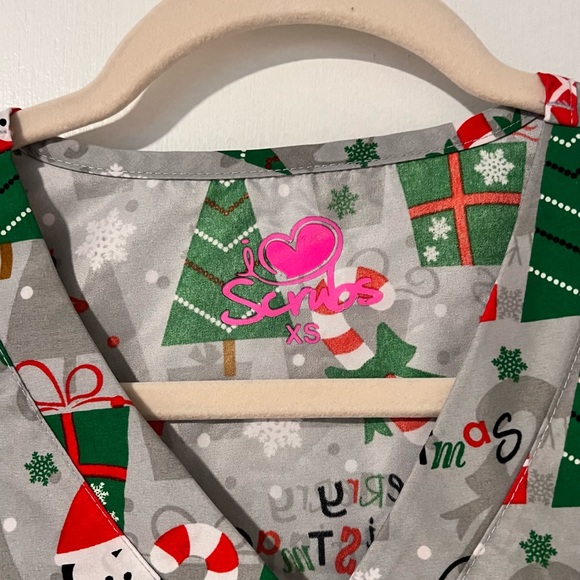 Like new scrub top - Picture 3 of 3